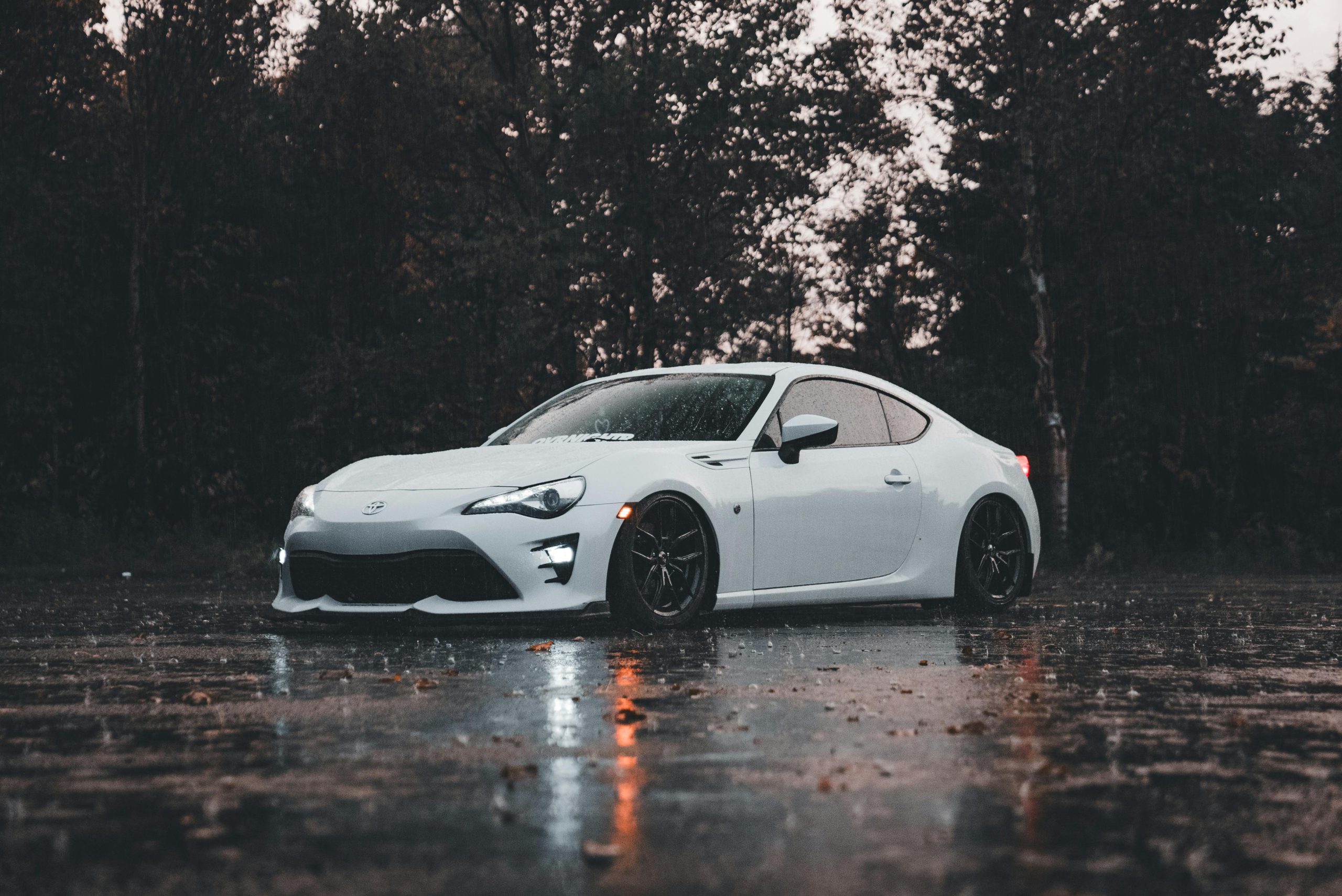 Signs of Aquaplaning and How to Respond Safely